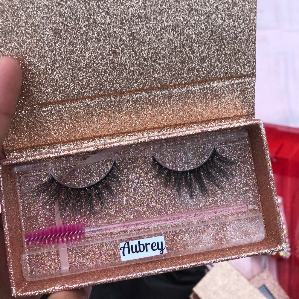 Lashes - Picture 6 of 8